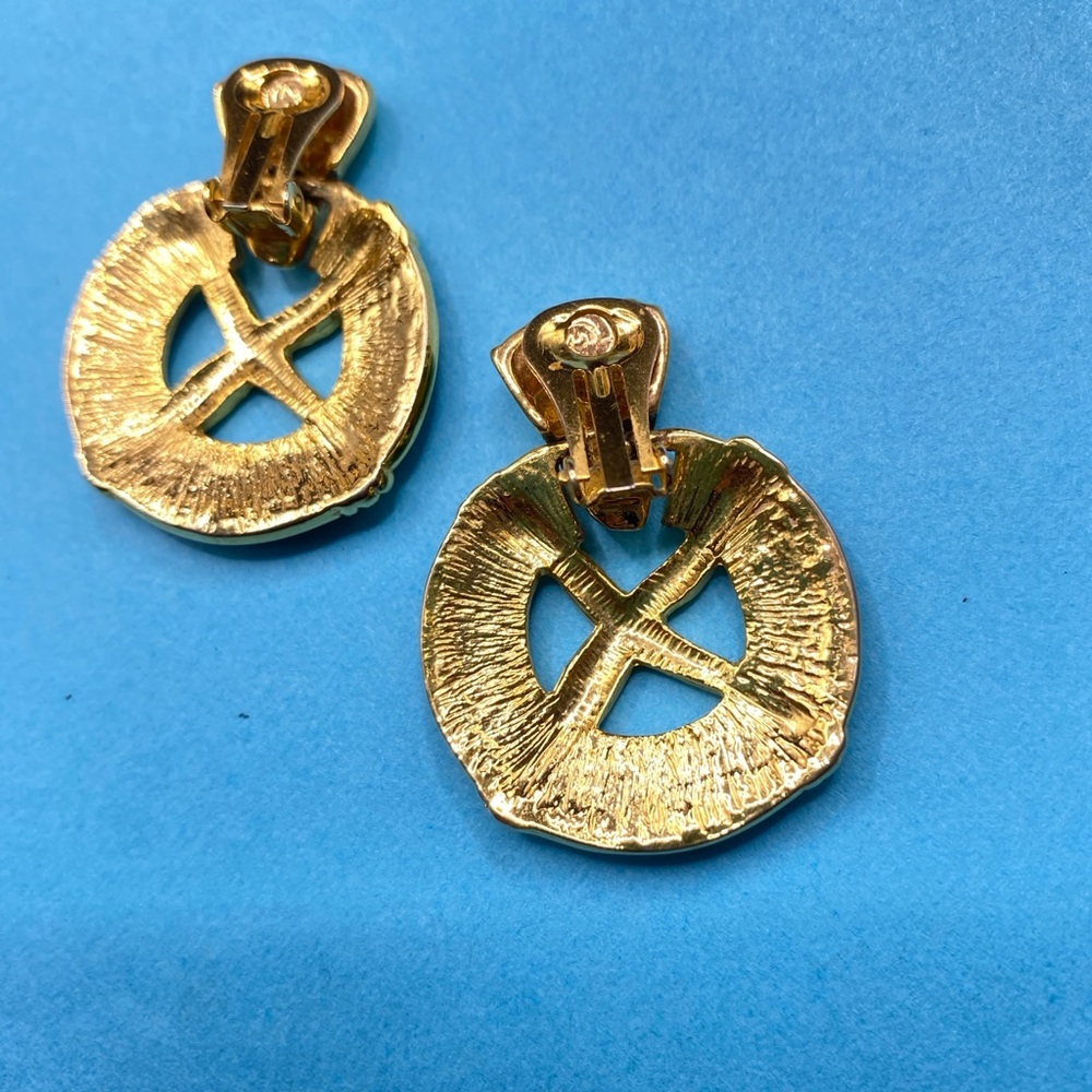 Vintage Door Knocker Gold & Black Enamel Clip-On Earrings - Picture 7 of 8